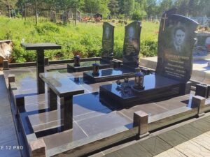 Столик и лавка на кладбище