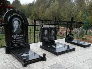 Памятник с аркой из дымовского гранита