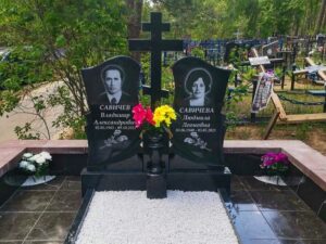 Необычный памятник на двоих с крестом из гранита