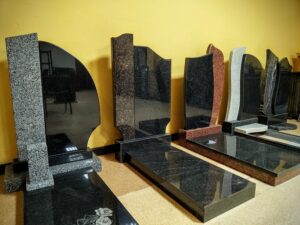 Составные памятники из цветного гранита