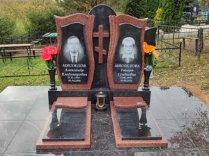 Необычный двойной памятник из красного гранита
